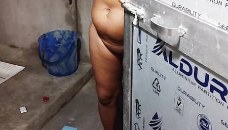 mausi ko nahate dekha bathroom me to uske boor ko aur big boobs ko daba ke choda