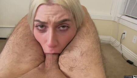 Blonde babe Nikki Snow knows how to give a good blowjob