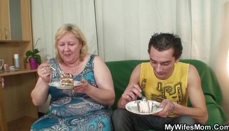 He doggy-fucks her fat blonde mom when wife came in