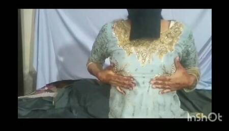 Lahori Islamic  girl  showing  her  beautiful  boob's