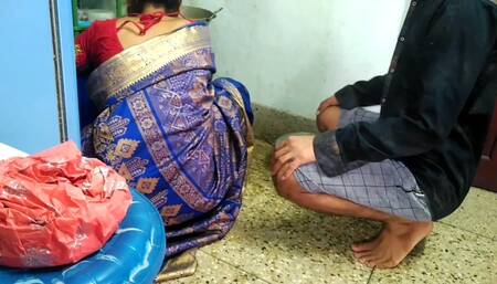 Desi  bhabi khana paka rahi thi tab padosi ake chut paka dali