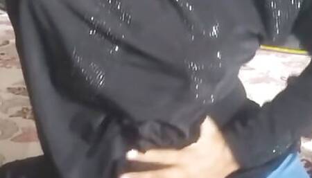 Aik Pakistani larki apny boobs k sath romence kr rhi h