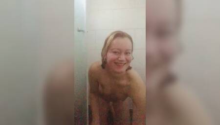 Dildo fucking in the shower ???? Double wet in here hihi ????????