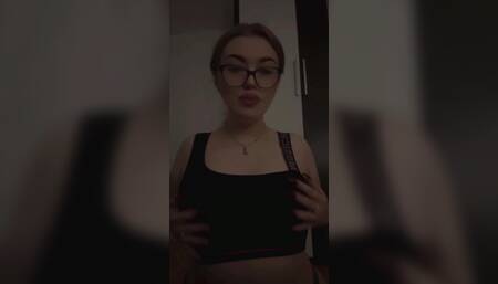 Hot babe with beautiful huge and natural tits