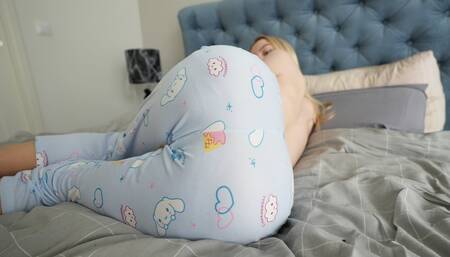 Stepson caught his stepmother watching porn and fucked her then cumming inside pussy