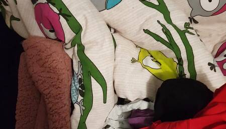 Jerking off in my stepdaughter untidy room