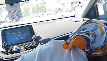 SEXY EBONY GIVING HEAD AT STOP LIGHT (WHILE SHE IS DRIVING)