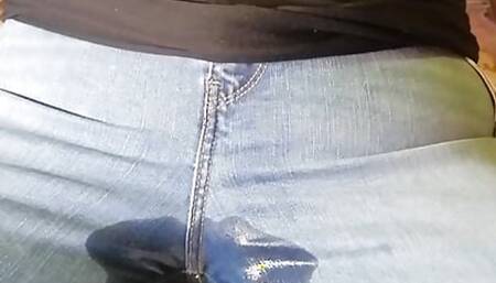 MILF PEEPLAY IN JEANS