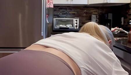 OLDER GILF IN GRANNY PANTIES CLEANS KITCHEN