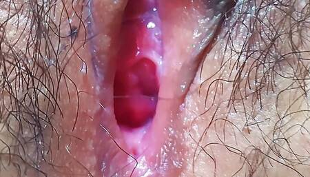 Is the pussy of a masturbating girl beautiful? Enjoy the girl's pussy.