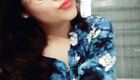 School girl showing full nude..