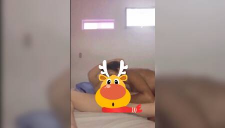 Cómo se lo mete todo en la boca