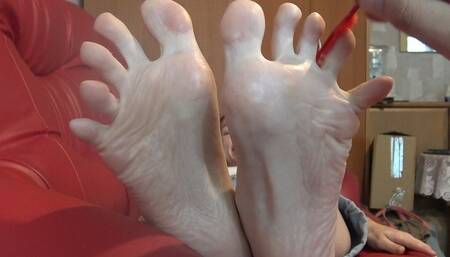 Extreme ticklish Amanda - Tickling her feet feather on the couch