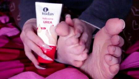 Hands Free Feet Lotioning 1080