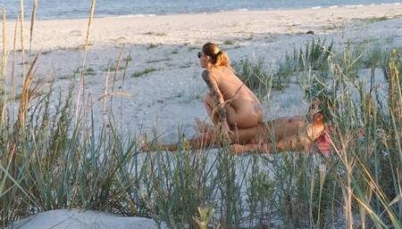 Peeping on couple fucking on the public beach