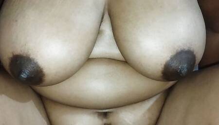 Aunty ki big boobs ko dekha to ghar me bula ke mast choda and cum in her pussy