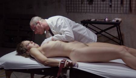Naughty masseur makes that chick horny playing with her cunt