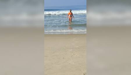 Play in the waves ????️????????