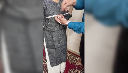 Tailor maap lete hue bahar nikal di dono doodh ke dukan