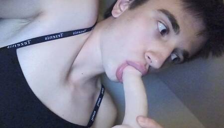 Camslut loves anal