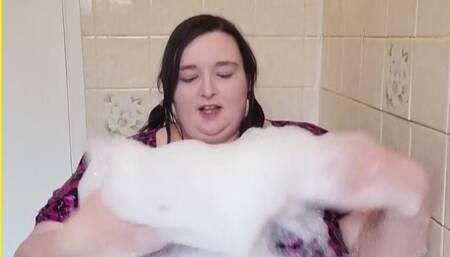 SSBBW BATH TIME FUN IN BIKINI