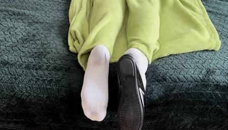 KIRA SOCK PLAY ON THE BED DIRTY WHITE NYLON FEET - MP4 HD