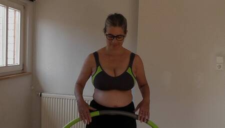 Hula hooping (2022) (MP4)