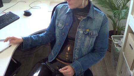 Heavy Rubber Latex Fetisch im Büro