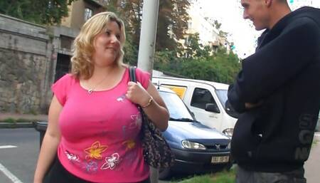 Skinny dude pounding blonde fatty from behind