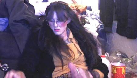 CROSDRESSER JERKS OFF HUGE COCK