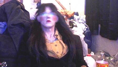 CROSSDRESER JERKS OFF HUGE COCK