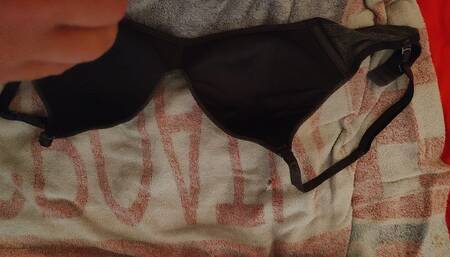 Beautiful black bra filled with sperm nice ejaculation That I took from a girl in the evening in Angers Bra cum