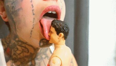 FAT ASS GIANTESS :ENJOY MY SPLIT TONGUE AROUND YOUR FACE !