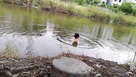 FN068 Bathing in a warm park Drink with a happy atmosphere