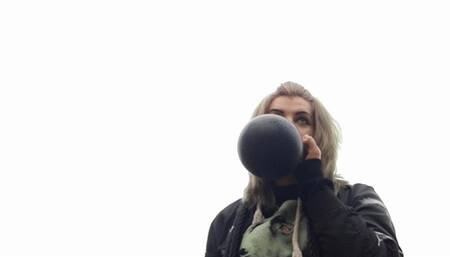 b2p on street black balloon