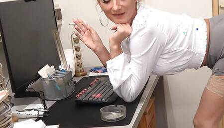 MILF slut lets 18 year old trainee fuck her