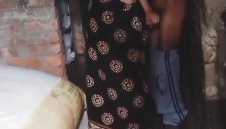 Swapna bhabi ko padosi ne gand mari chupke se