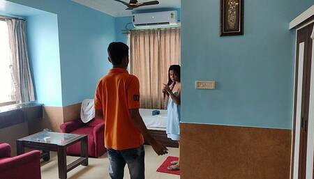 A Desi Model Seduce a Hotel Boy and Made a Happy Ending in a Hotel Room