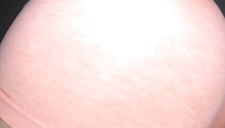 Big booty MILF twerks juicy peachy ass