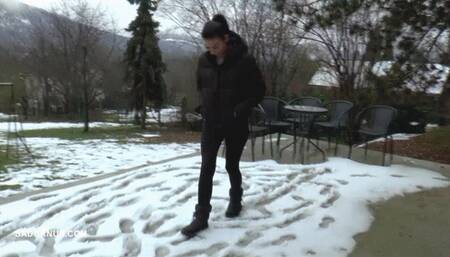 Mistress Natasa really likes winter, but it gets cold and she sit on the slave's warm face mp4