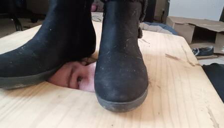 piétinement de la tête en botte