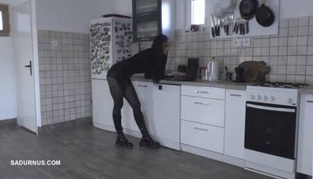 Mistress Cleo crush the laptop hand cam versio