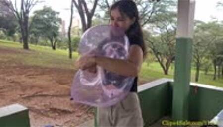 Katie Hugs and Nail Pops a Gemar 16"