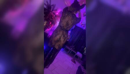 De eerste geile video van 2024 is al weer gemaakt. Heerlijk dansen. Striptease, lekker zoenen met Dennis, hem daarna lekker pijpen, daarna neemt hij mij lekker van achter en komt hij lekker in me klaar en als afsluiter kan je lekker zien hoe ik klaar kom