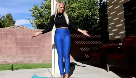 INEED2PEE Yoga Instructor Bella peeing sexy yoga pants