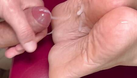 Cum on soles with Christmas pedi