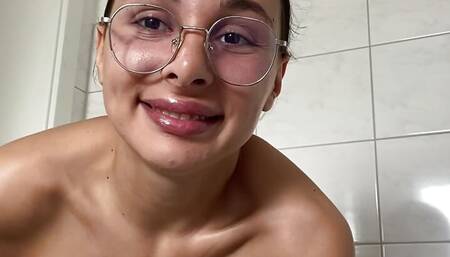 OIL-MESS! Girl with big tits oils herself up and cums hard!