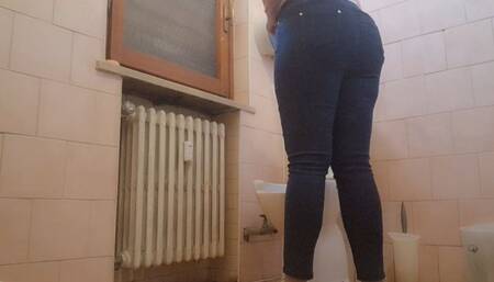 Farting in the bathroom of the public bar 720HD