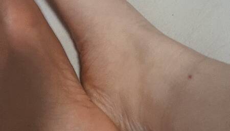 BBW rubs her Feet with oil