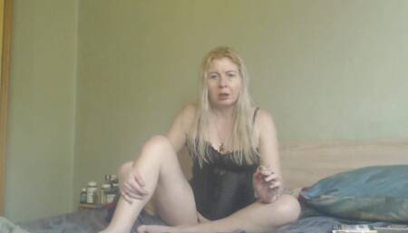 Big juicy butt mommy masturbates her wet creamy shaved pussy with a dildo